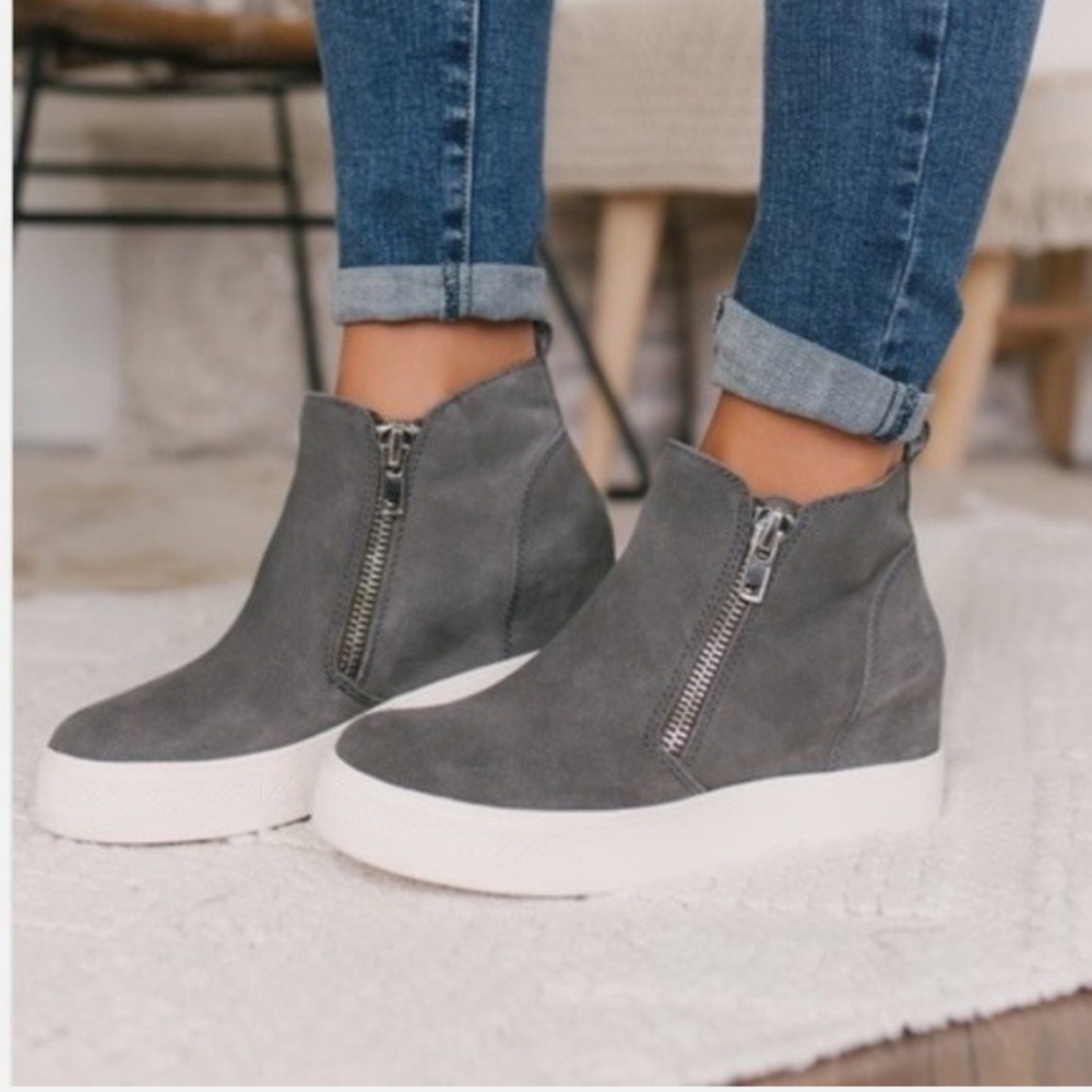 Steve Madden Wedgie Gray Suede Platform ankle boots with hidden heel. Sz 7